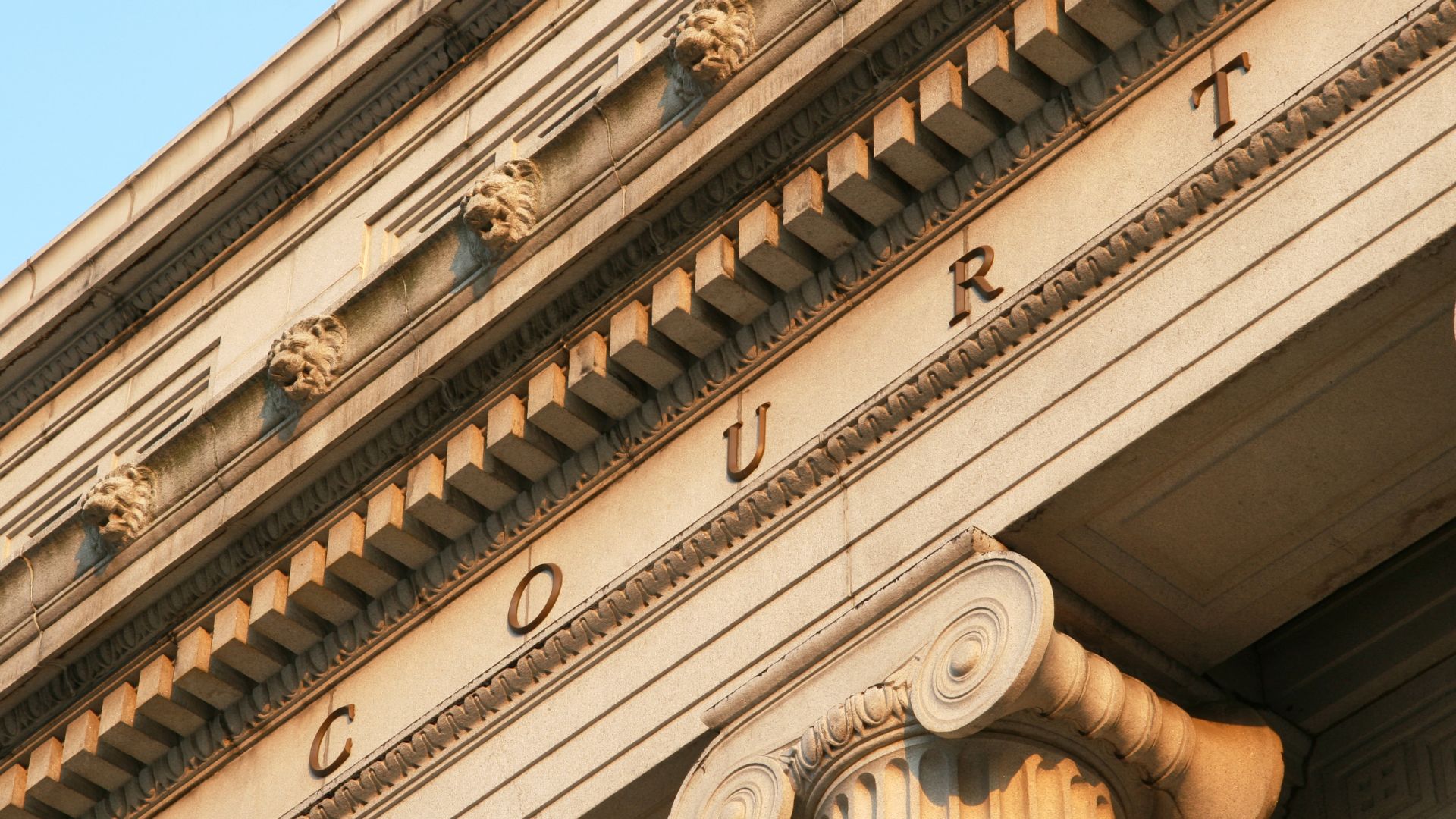 The front of a court house, as an representation of the Constitutional Court